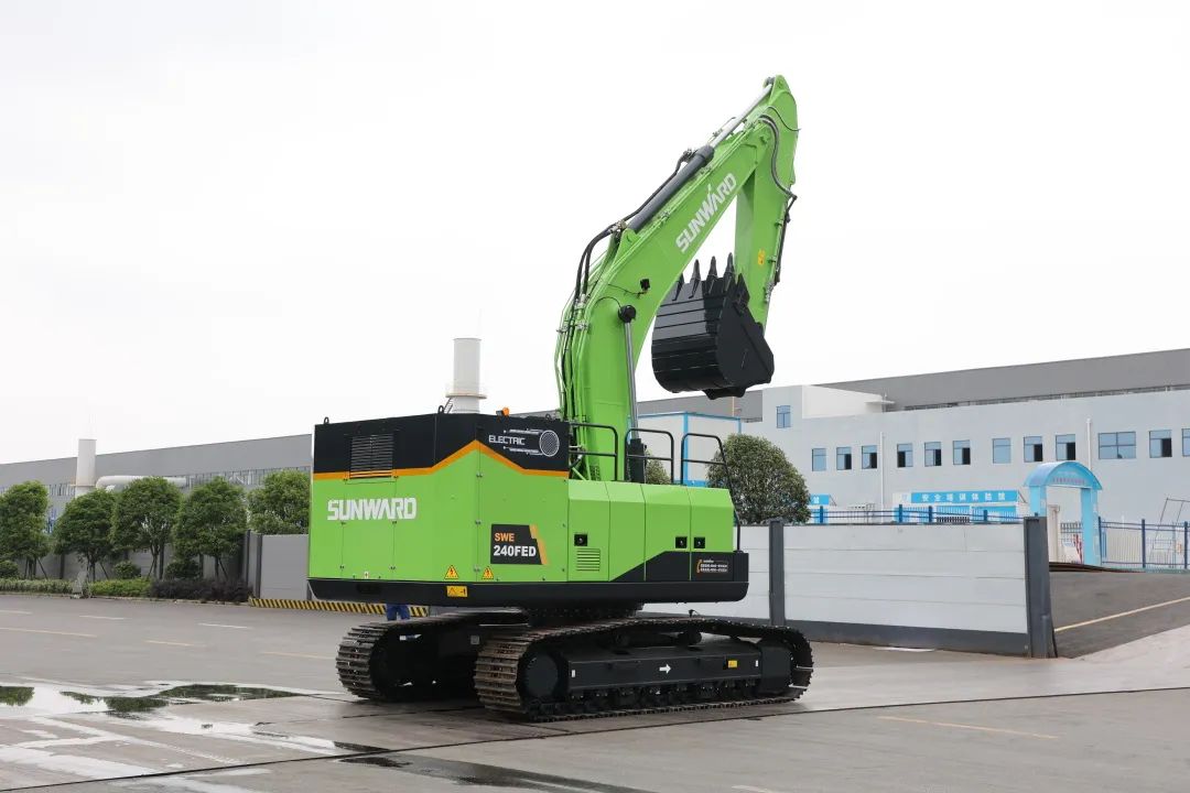 征战川藏铁路！！！122cc太阳成智能新一代电动挖掘机乐成交付