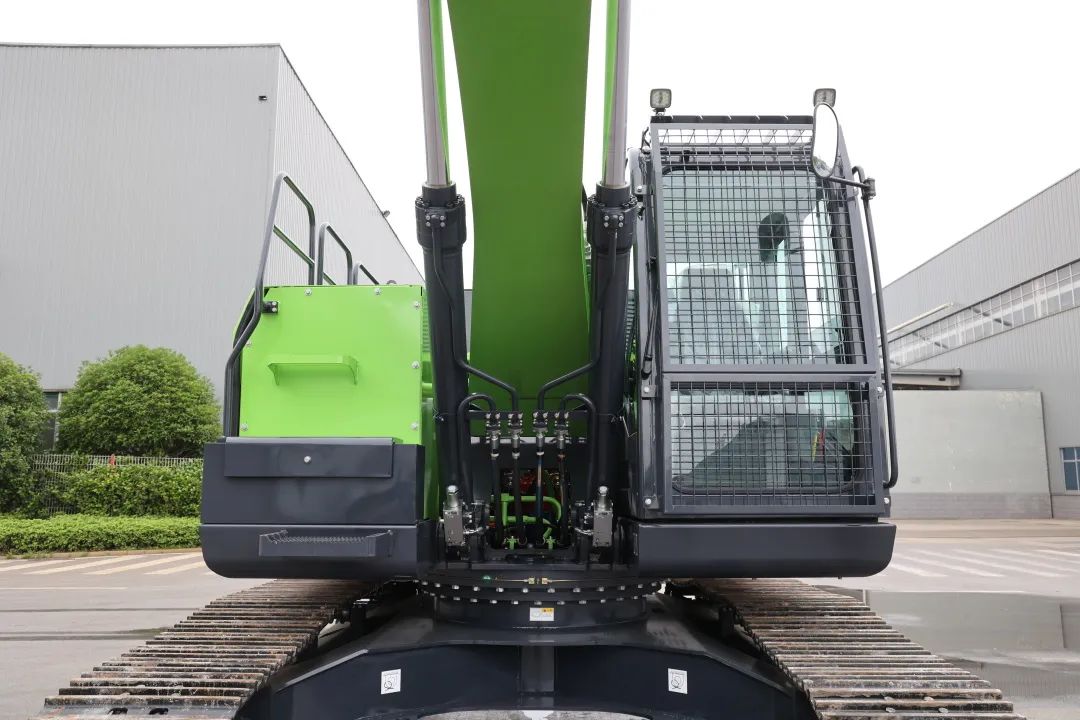 征战川藏铁路！！！122cc太阳成智能新一代电动挖掘机乐成交付