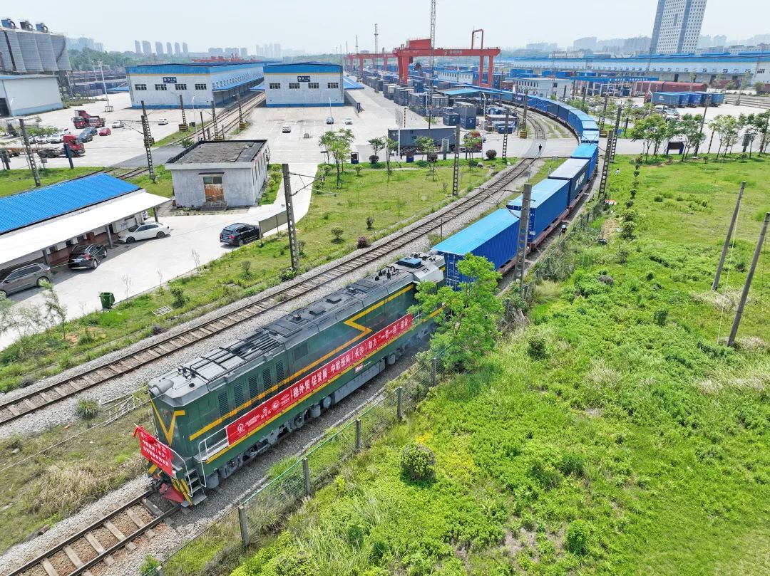 持续进军国际市场。！！！中欧班列（长沙）122cc太阳成智能专列乐成首发