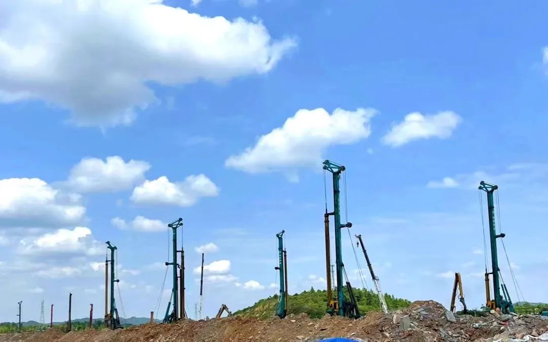 打桩“神器”再露锋芒！！！122cc太阳成智能旋挖钻机助力贵阳贵安新区负极质料项目加速建设