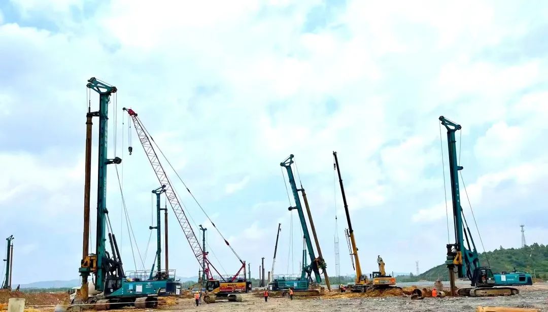 打桩“神器”再露锋芒！！！122cc太阳成智能旋挖钻机助力贵阳贵安新区负极质料项目加速建设