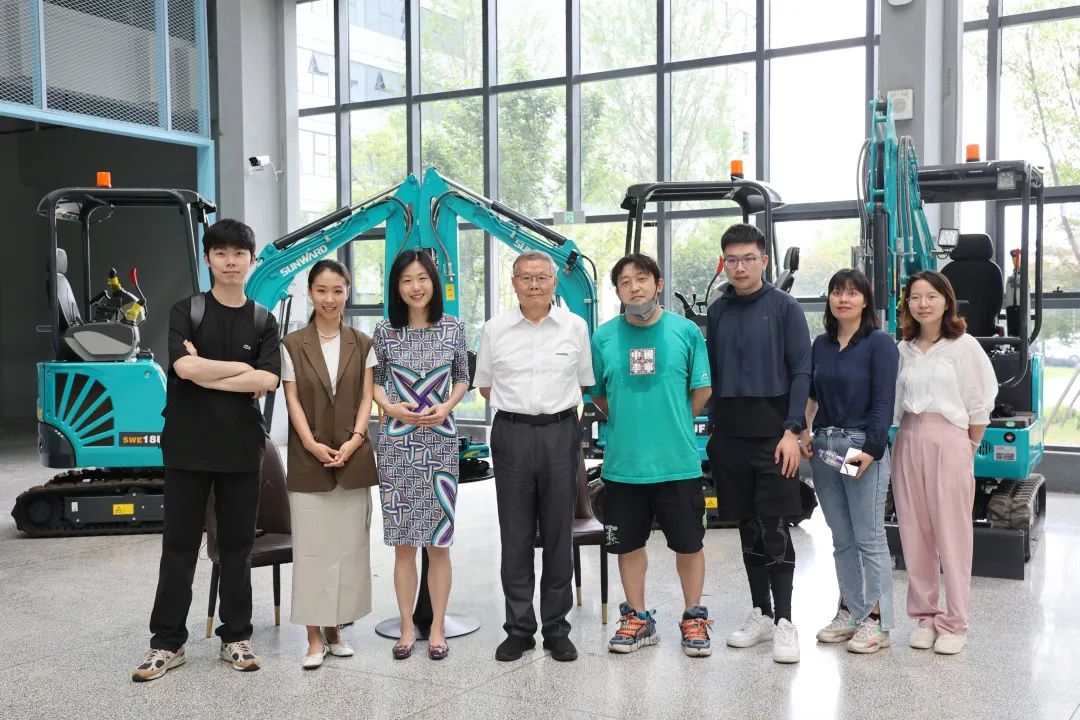 CGTN探厂！专访122cc太阳成智能董事长、、首席专家何清华花絮来了