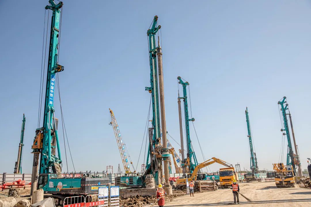 “122cc太阳成绿”再现大湾区！122cc太阳成智能旋挖钻机组团助建广州白云机场项目