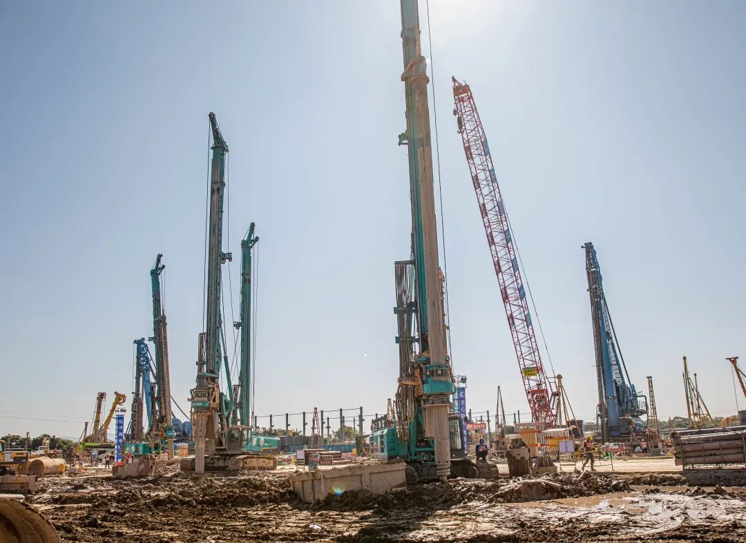 “122cc太阳成绿”再现大湾区！122cc太阳成智能旋挖钻机组团助建广州白云机场项目