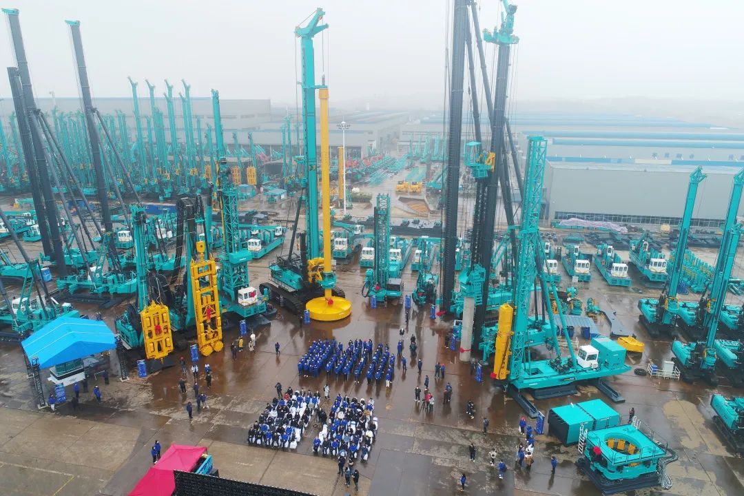 何清华在第二十四届中国科协年会作主旨报告：制造业高地源自系统