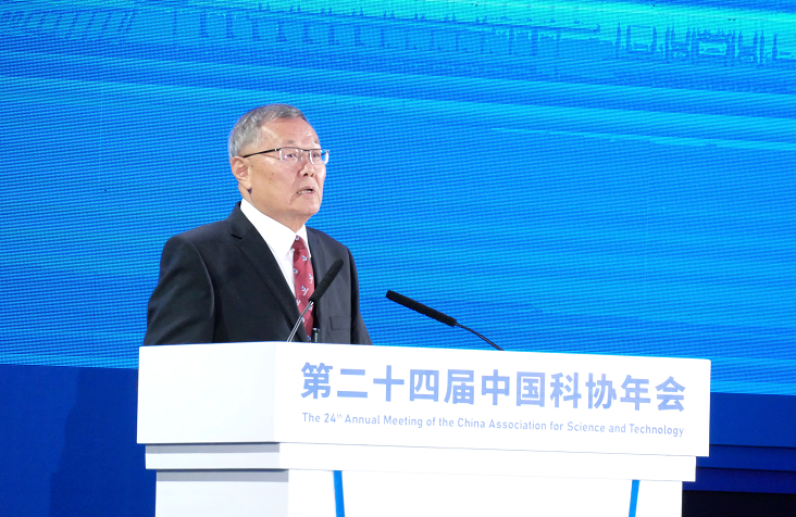 何清华在第二十四届中国科协年会作主旨报告：制造业高地源自系统