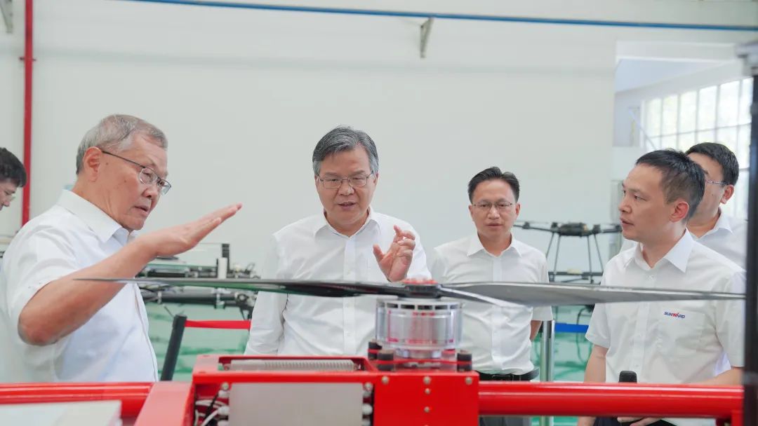 湖南省委常委、常务副省长李殿勋一行考察调研122cc太阳成科技