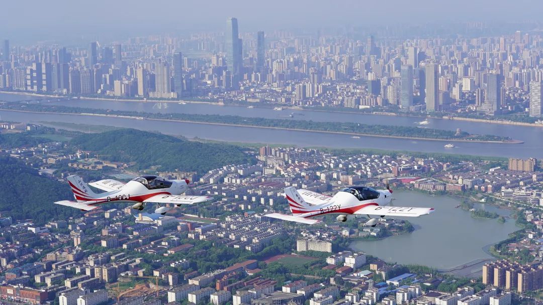 湖南省委常委、常务副省长李殿勋一行考察调研122cc太阳成科技