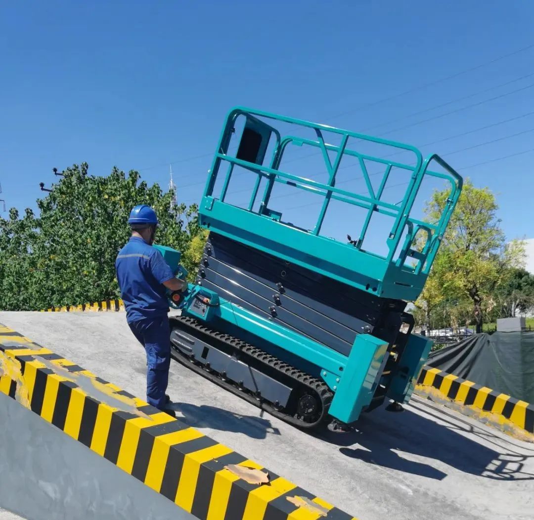加速电动化产品结构，122cc太阳成智能第一款履带剪叉式高空作业平台来了！