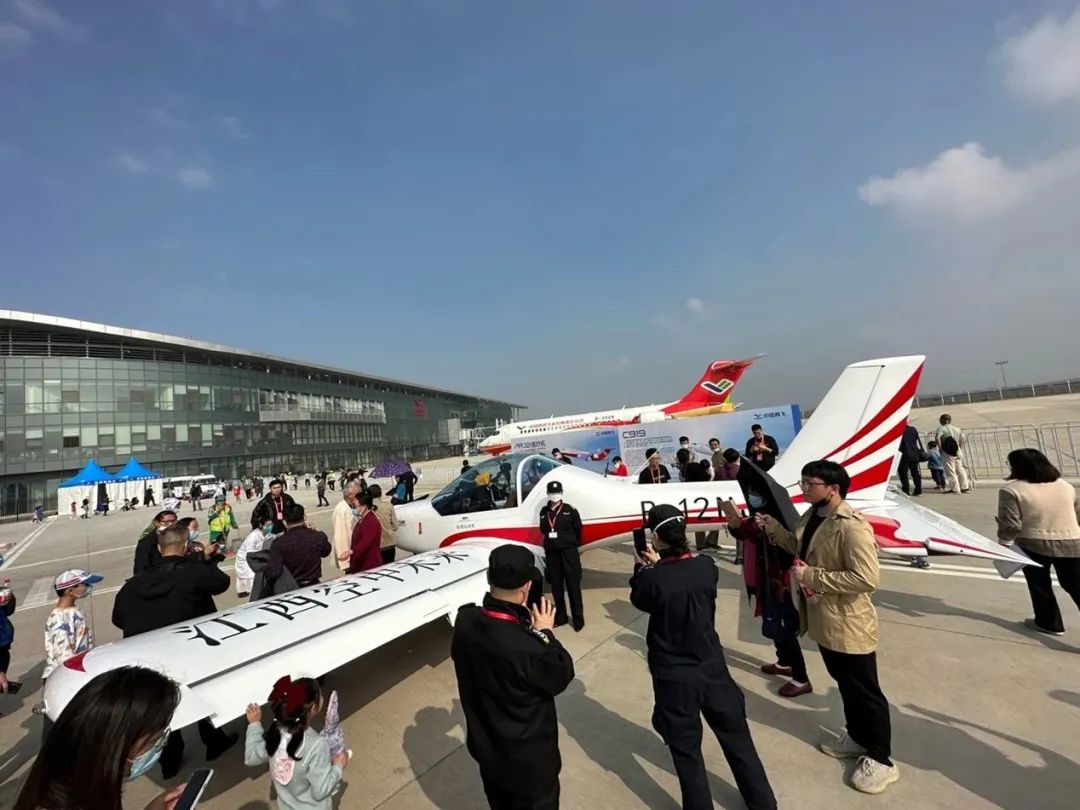 逆势飞翔！！！122cc太阳成航空携手相助同伴亮相2022南昌航行大会