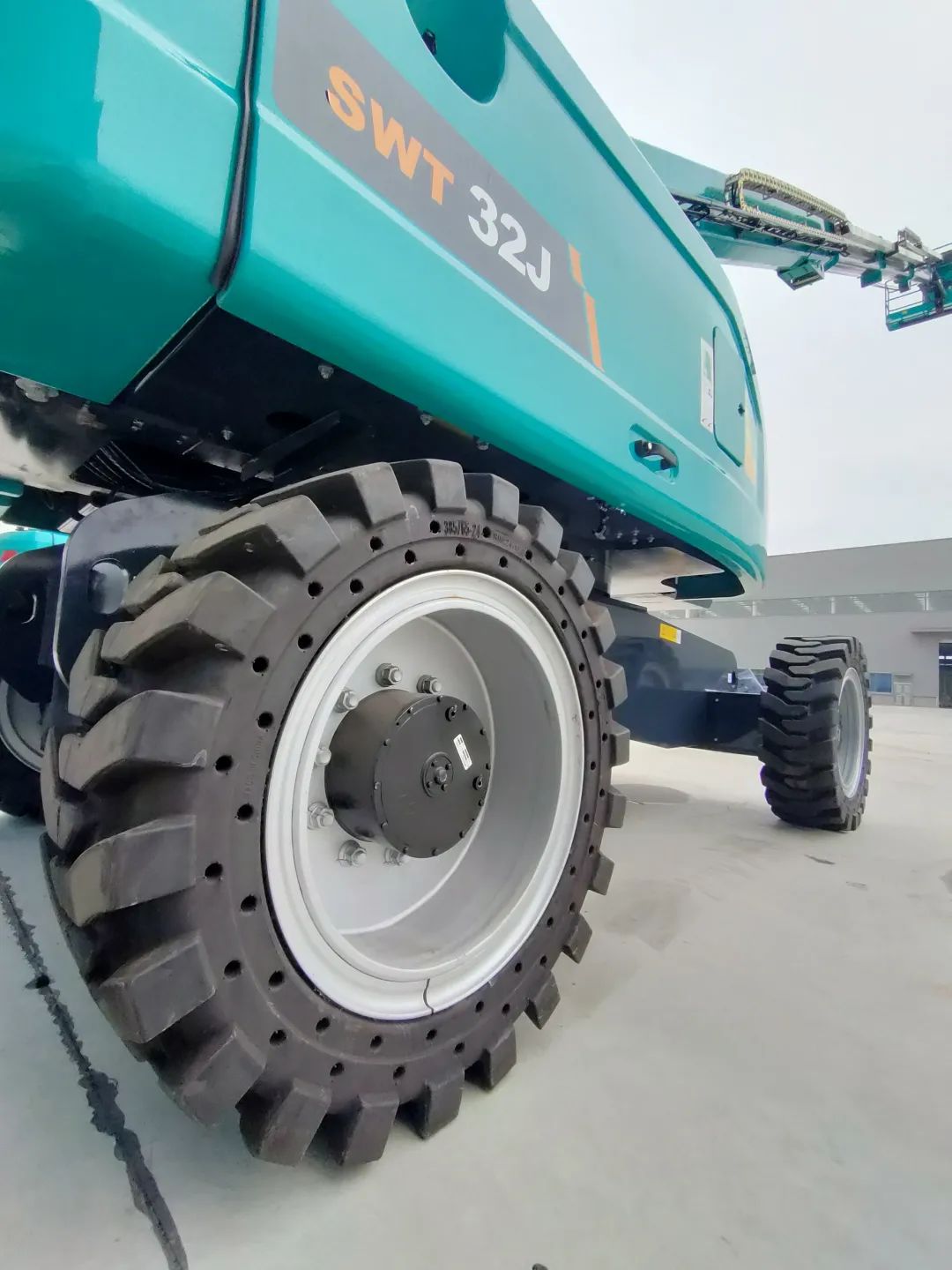 无需扩桥！122cc太阳成智能国四款32米直臂式高空作业平台乐成下线