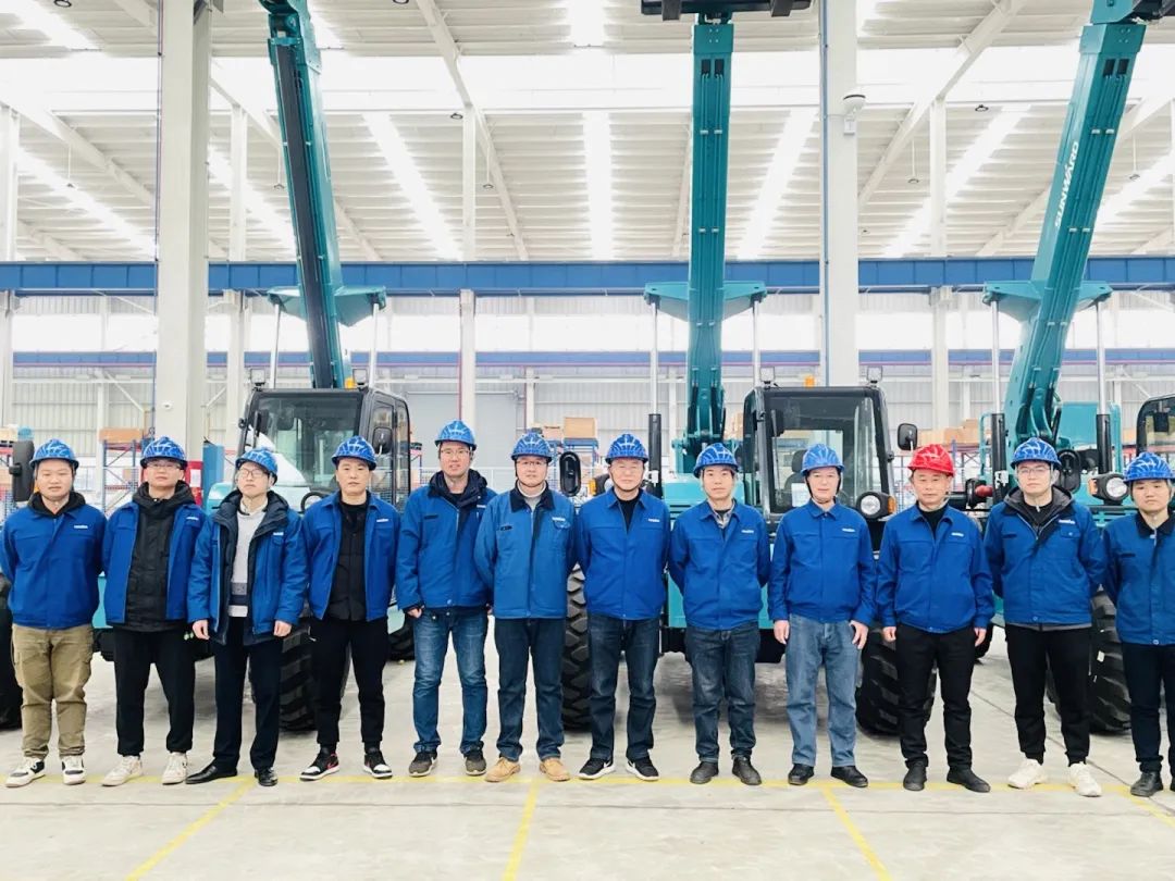 “兔飞猛进”添新品！！！122cc太阳成智能两款伸缩臂叉装车同时下线