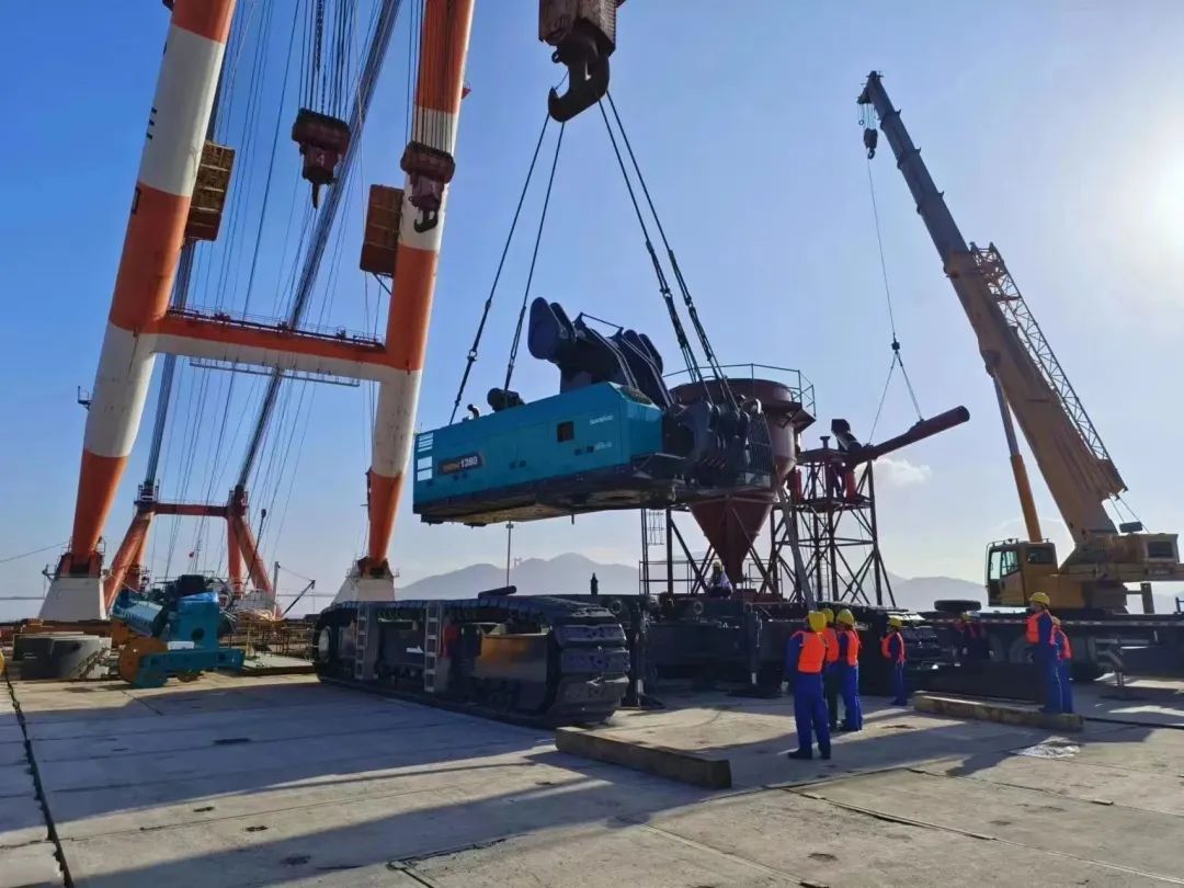 首桩开钻！122cc太阳成智能超等旋挖实力助建天下最大跨度公铁两用大桥