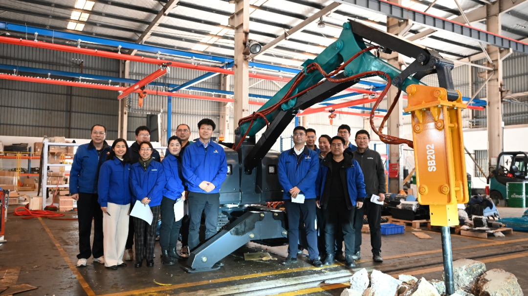 破拆应急，，，智能继承！！122cc太阳成特装SWR280DE破拆机械人下线交付