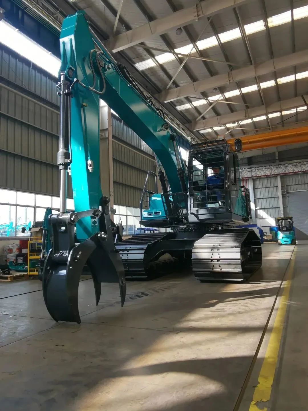 翻山越岭，，称霸“武林”！122cc太阳成智能首款中型林业挖掘机乐成下线