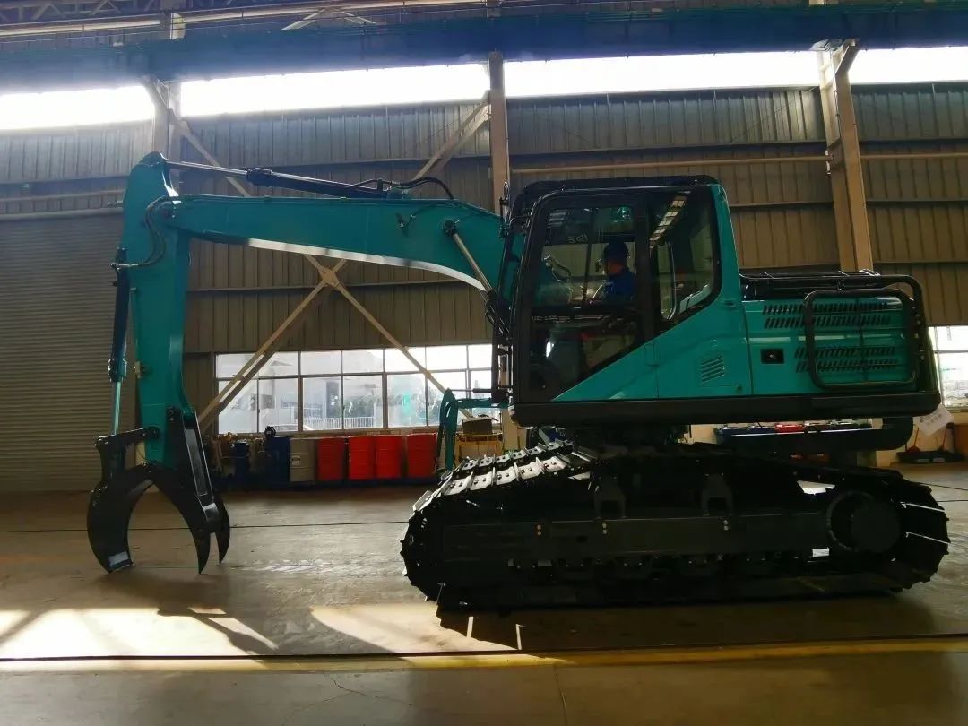 翻山越岭，，称霸“武林”！122cc太阳成智能首款中型林业挖掘机乐成下线