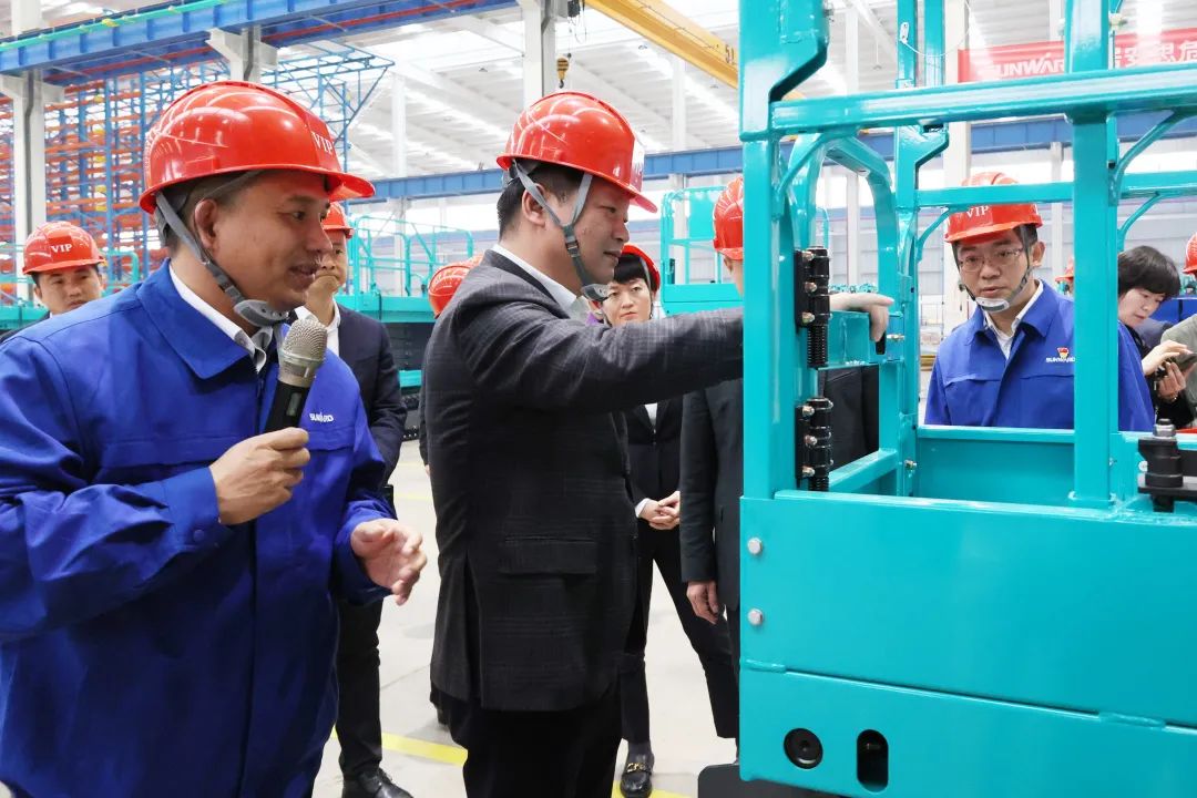 付旭明慰问122cc太阳成智能市三八红旗头并督导清静生产事情