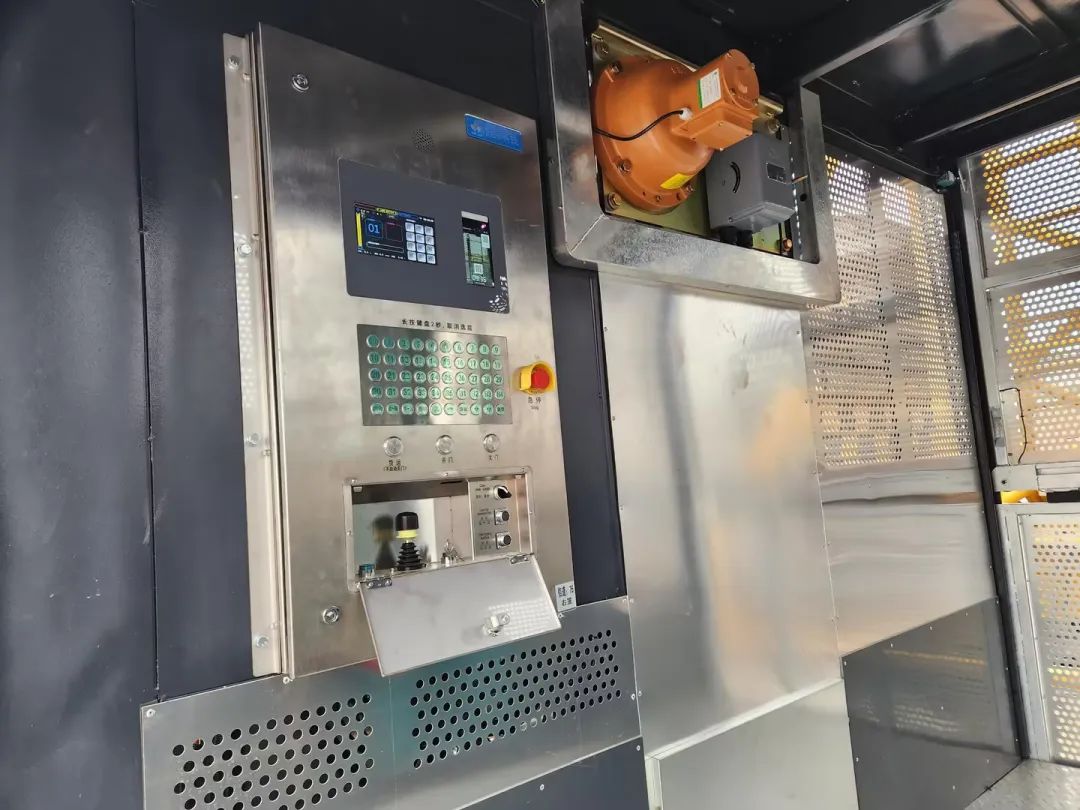 科技显能、、再添新品！！！122cc太阳成江麓智能施工升降机乐成下线