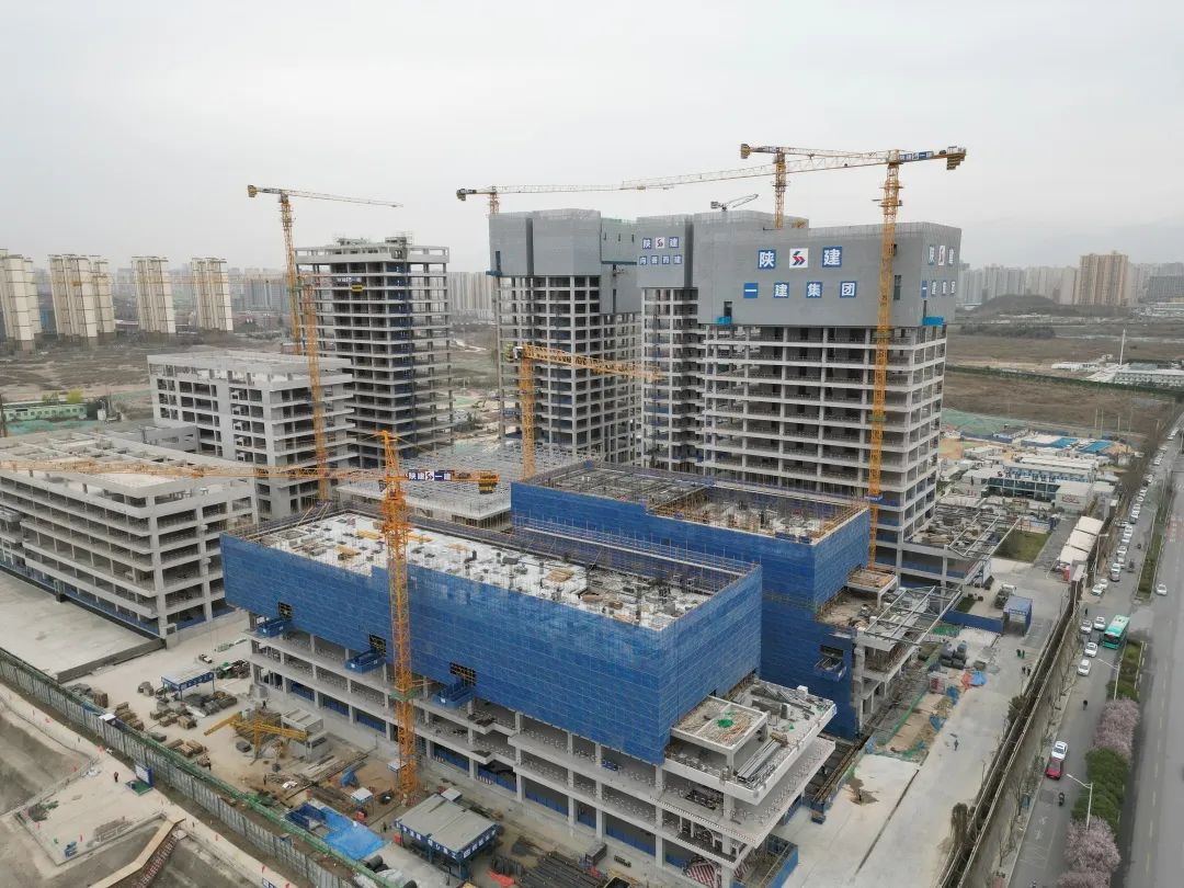 郁勃西北！！！122cc太阳成江麓修建起重机械助建西安都会经济圈