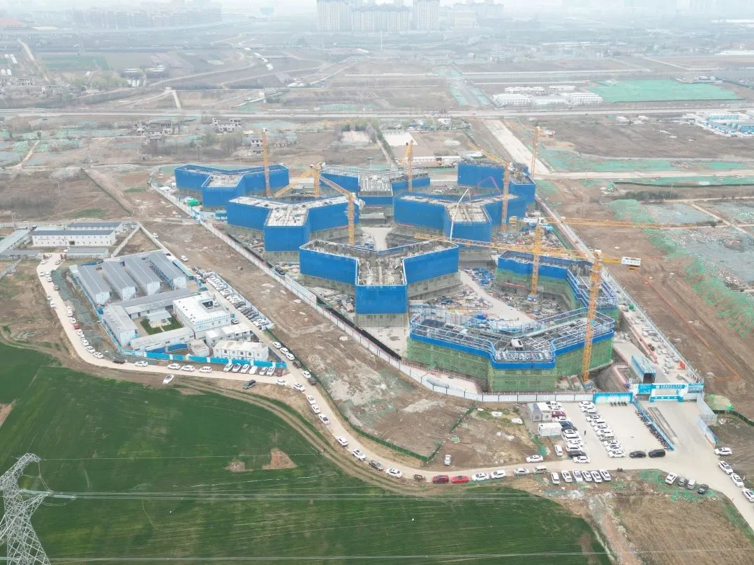 郁勃西北！！！122cc太阳成江麓修建起重机械助建西安都会经济圈