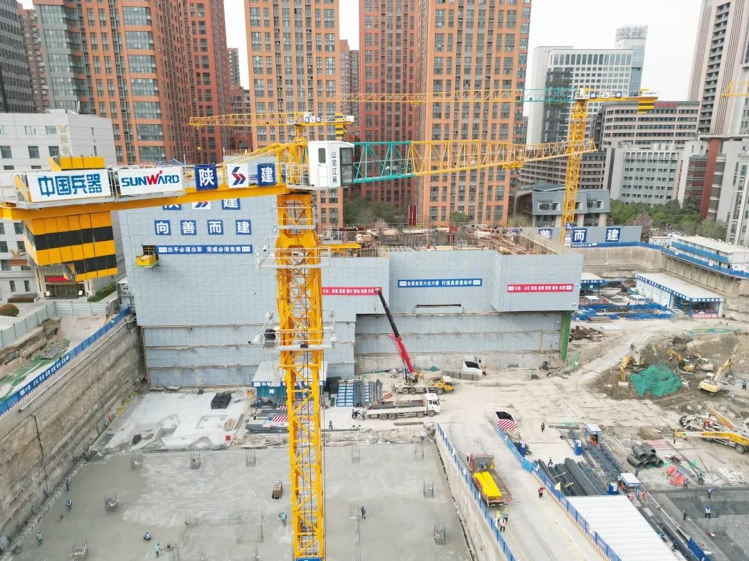 郁勃西北！！！122cc太阳成江麓修建起重机械助建西安都会经济圈