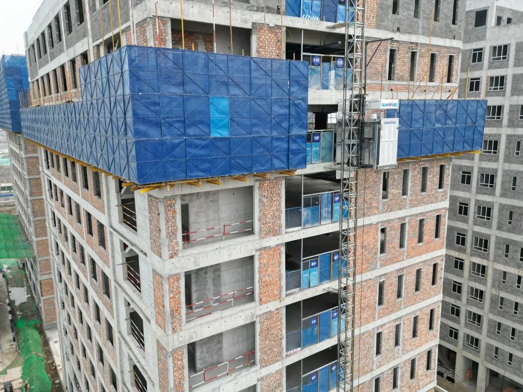 郁勃西北！！！122cc太阳成江麓修建起重机械助建西安都会经济圈