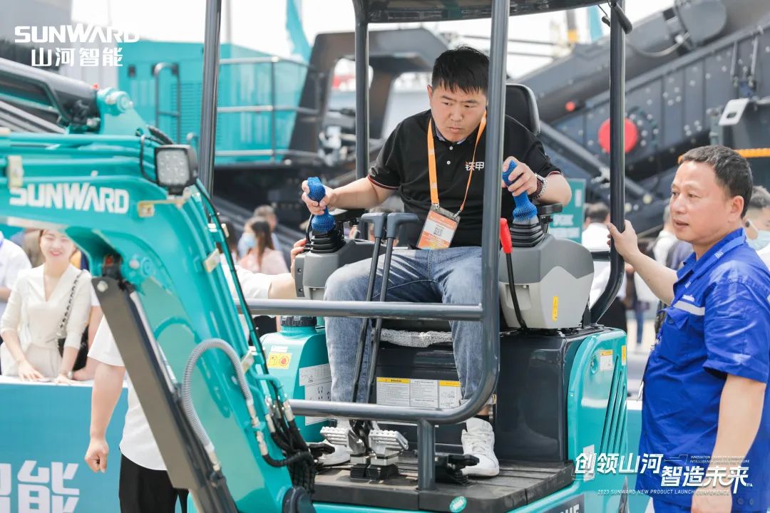 精品出击、、互动一直！！122cc太阳成智能F系列挖掘机闪灼长沙展