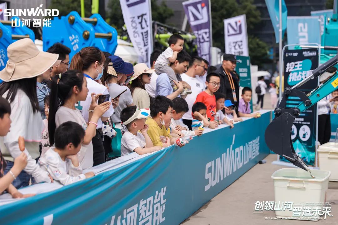 精品出击、、互动一直！！122cc太阳成智能F系列挖掘机闪灼长沙展