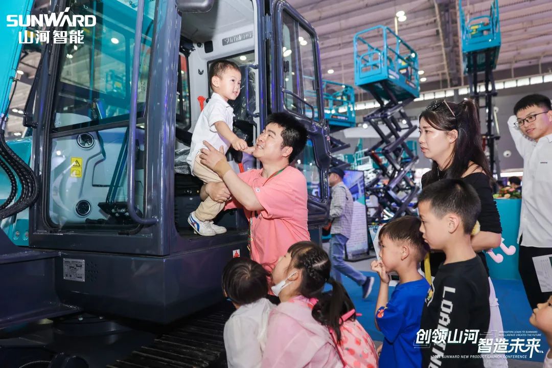 精品出击、、互动一直！！122cc太阳成智能F系列挖掘机闪灼长沙展