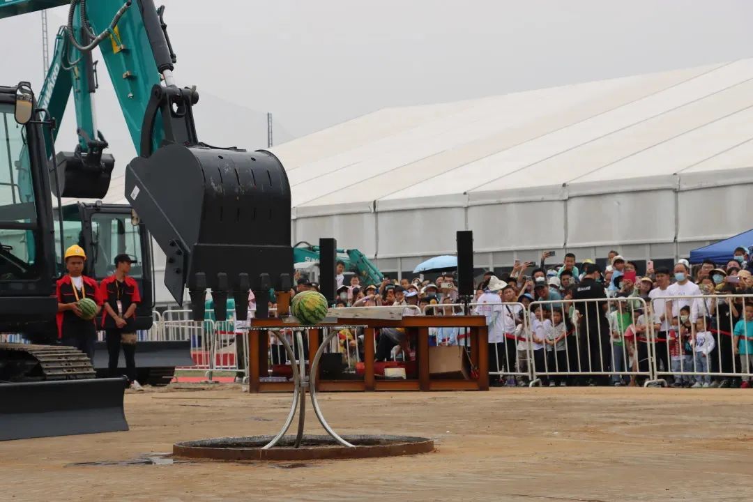 精品出击、、互动一直！！122cc太阳成智能F系列挖掘机闪灼长沙展