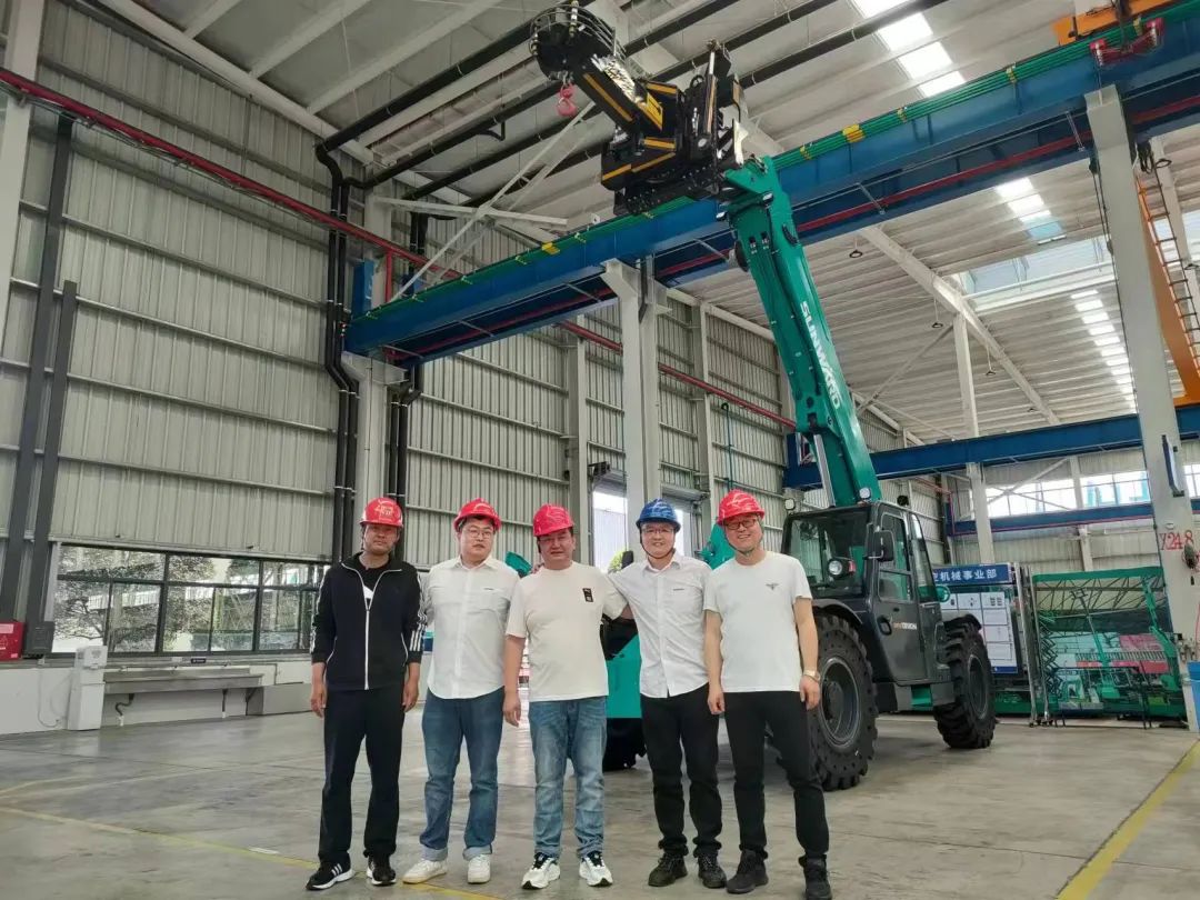 独家定制！！122cc太阳成智能油缸替换机械人顺遂下线