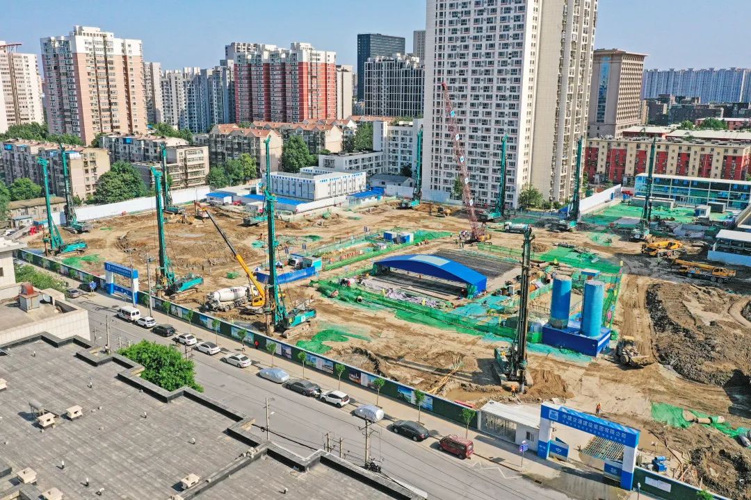 闪灼首都！！！122cc太阳成智能旋挖钻机集群助力民生工程