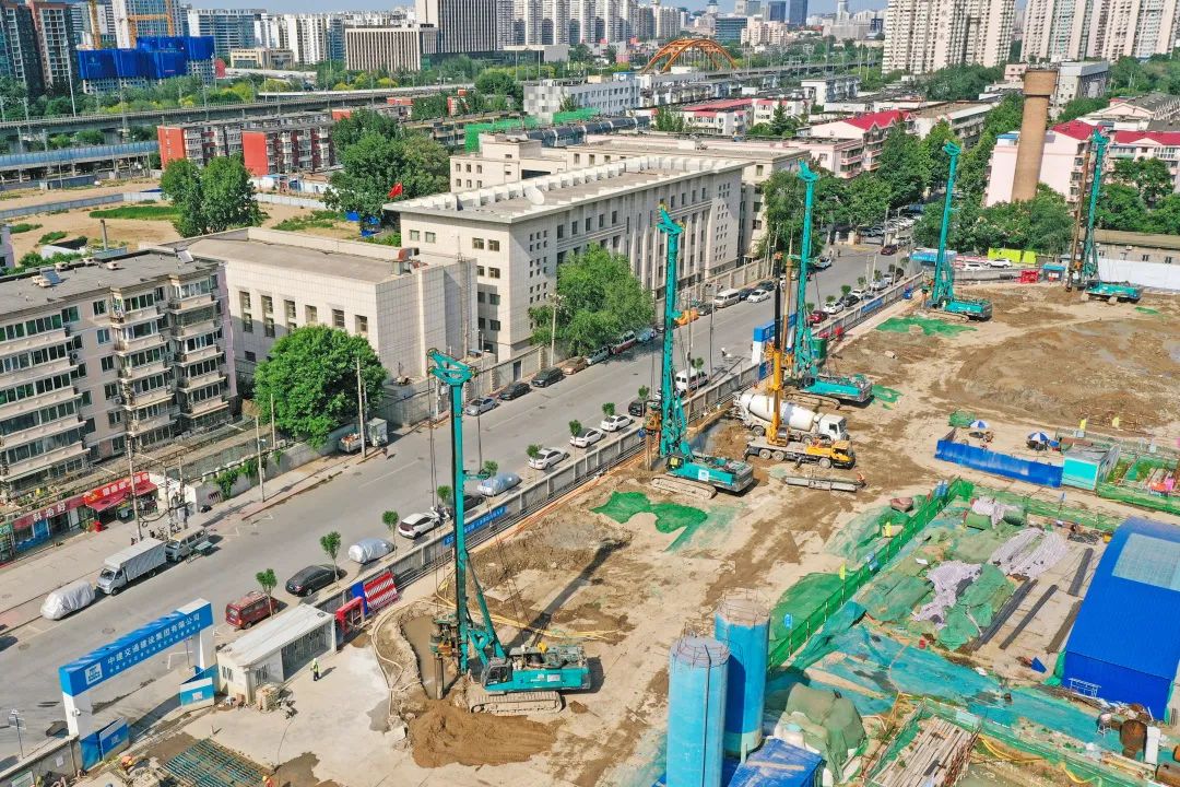 闪灼首都！！！122cc太阳成智能旋挖钻机集群助力民生工程