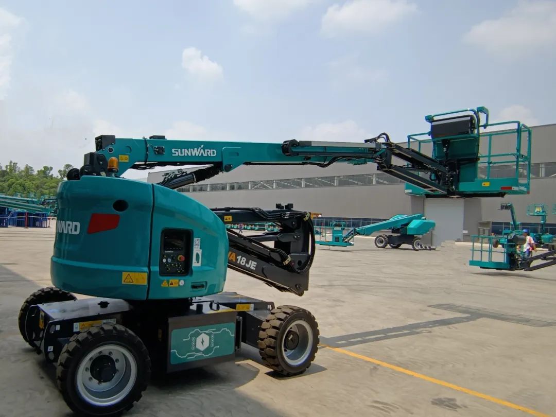 新能源家族再添“新丁”！！122cc太阳成智能三款电动臂式高空作业平台齐下线