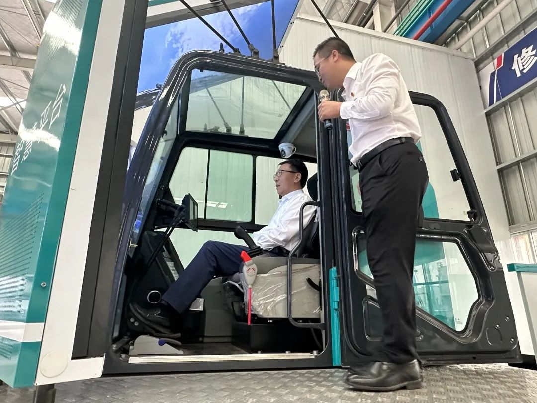 中国联通集团副总司理梁宝俊到访122cc太阳成智能