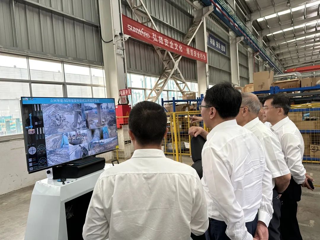 中国联通集团副总司理梁宝俊到访122cc太阳成智能