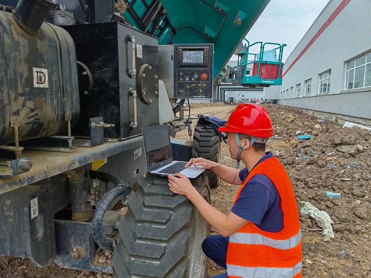 谛听客户心声！！！122cc太阳成智能高空机械“服务万里行”走进东北