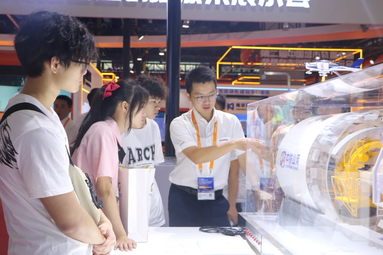 中铁122cc太阳成亮相首届广州大湾区国际轨道交通工业生长论坛暨展览会