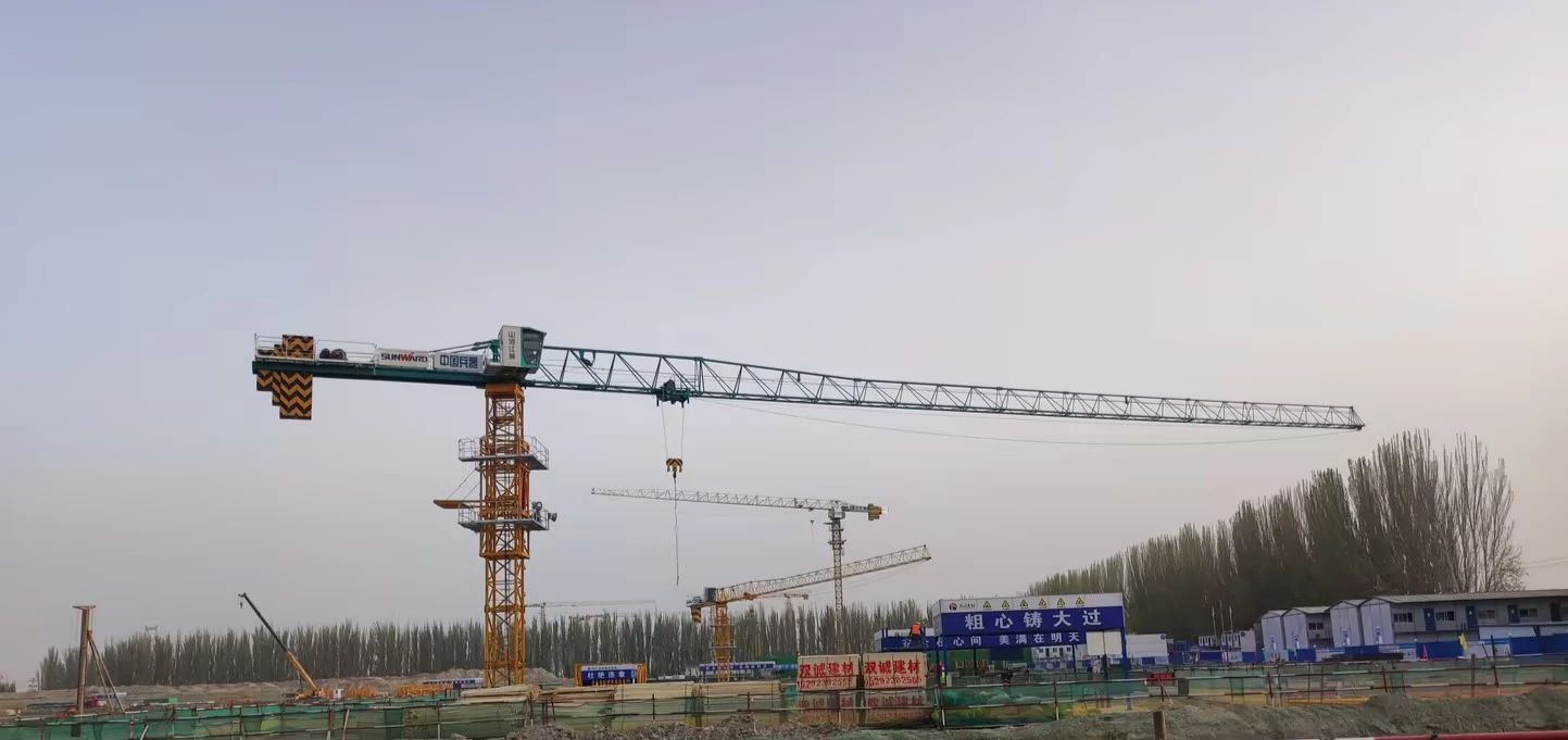 天山脚下的画师！122cc太阳成江麓群塔援疆建设新景致