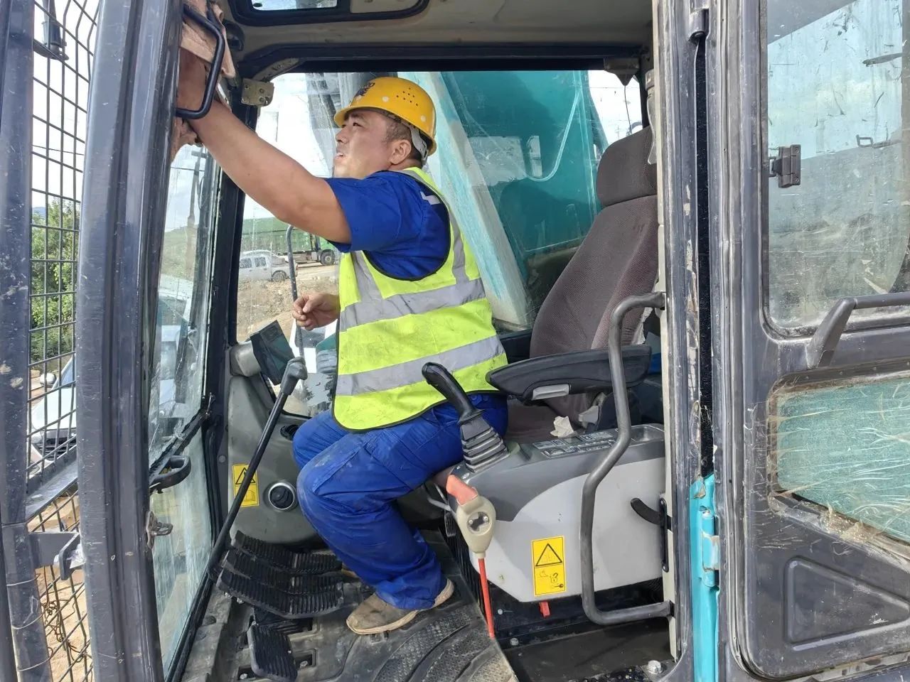 步履一直，，，服务不止！122cc太阳成智能挖掘机服务万里行火热举行中