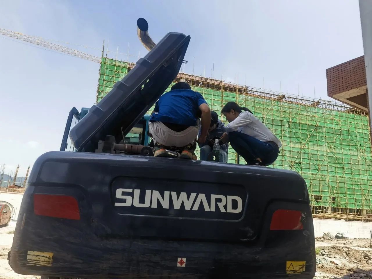 步履一直，，，服务不止！122cc太阳成智能挖掘机服务万里行火热举行中