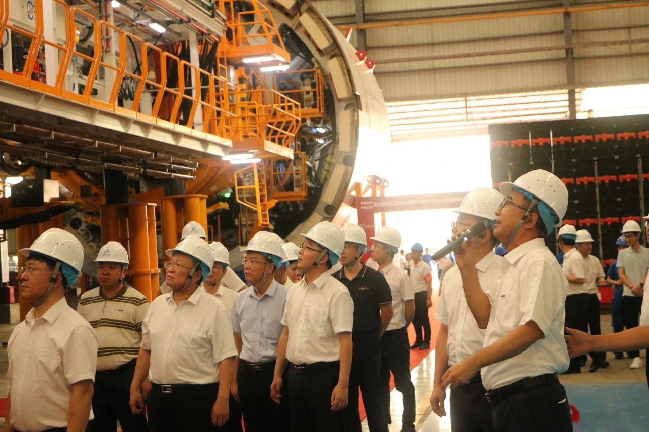 中铁122cc太阳成粤港澳大湾区首台大直径双模盾构机乐成下线