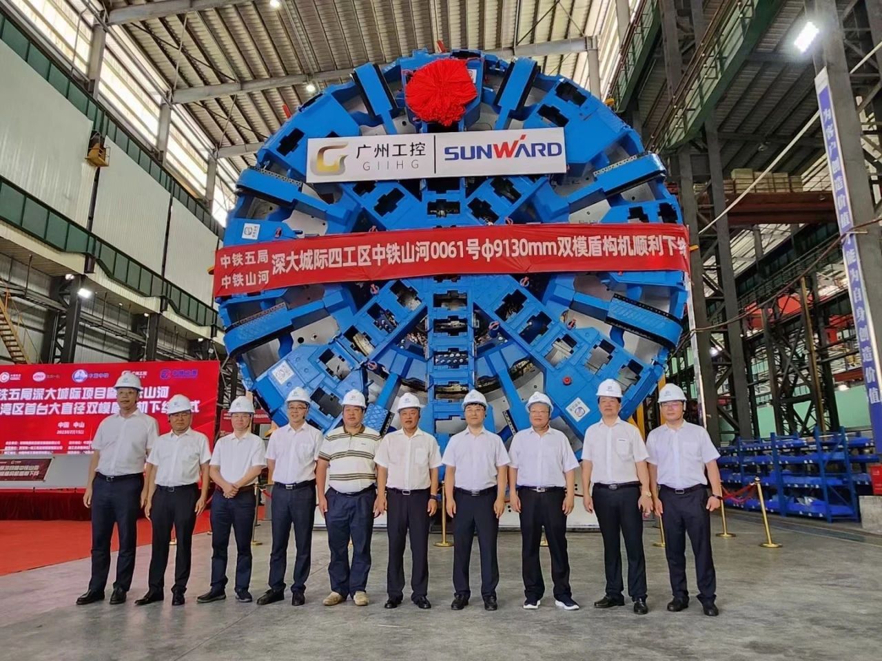 中铁122cc太阳成粤港澳大湾区首台大直径双模盾构机乐成下线