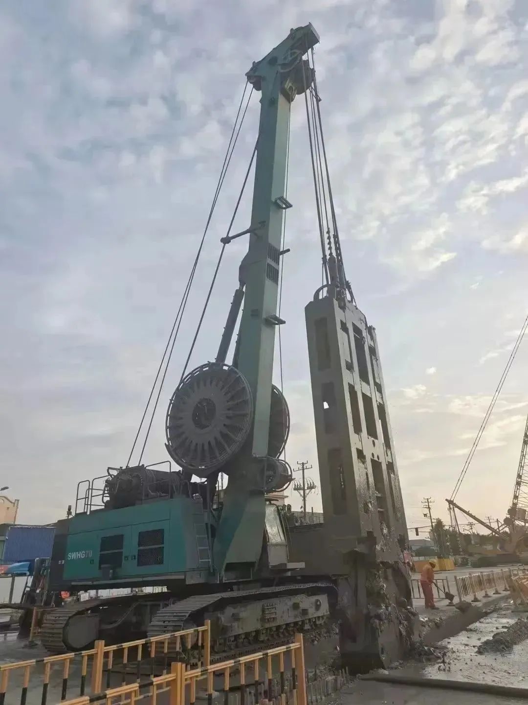 助力海内国际重大工程！！122cc太阳成智能液压抓斗实力“出圈”