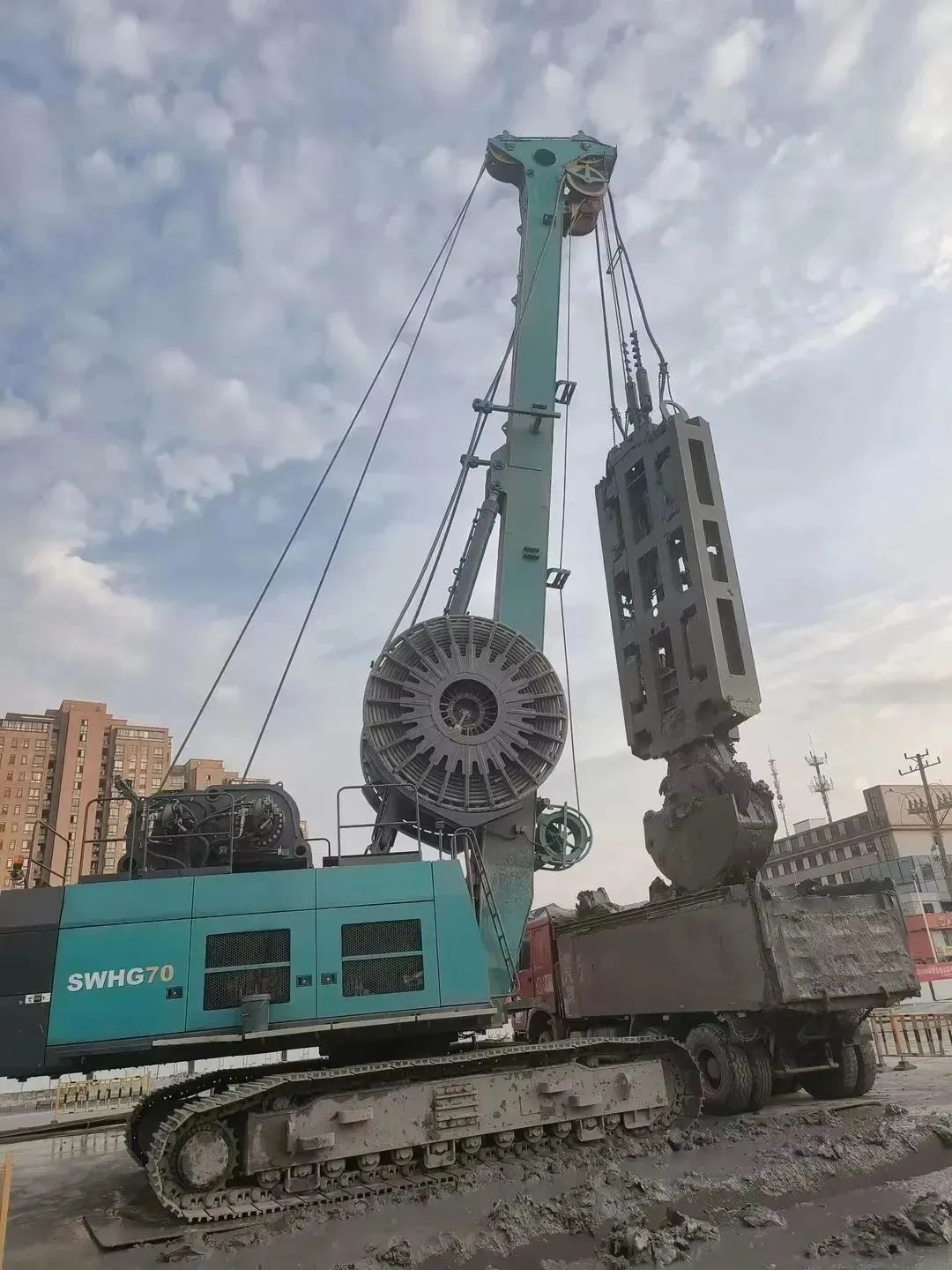 助力海内国际重大工程！！122cc太阳成智能液压抓斗实力“出圈”