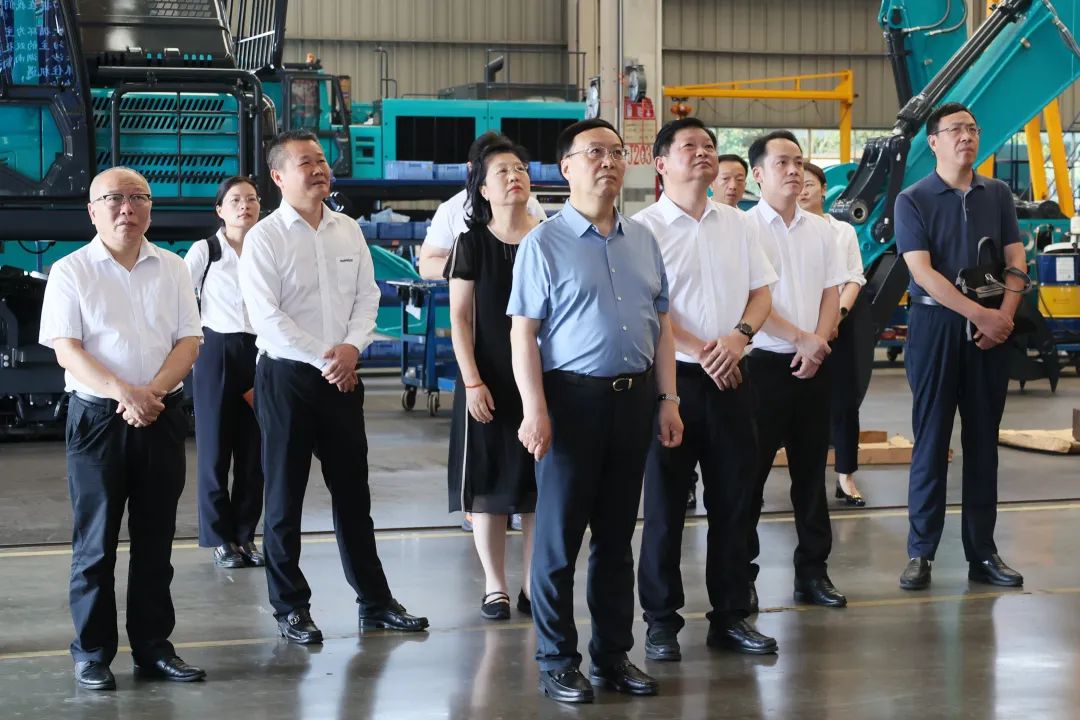 中宣部社科领域专家学者到122cc太阳成智能调研高质量生长