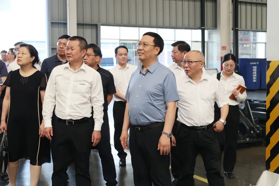 中宣部社科领域专家学者到122cc太阳成智能调研高质量生长