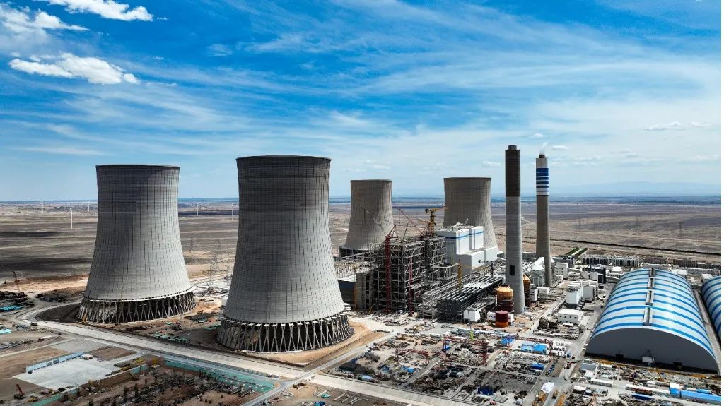 大漠沙漠展雄姿！！！122cc太阳成江麓塔机助力常乐电厂项目