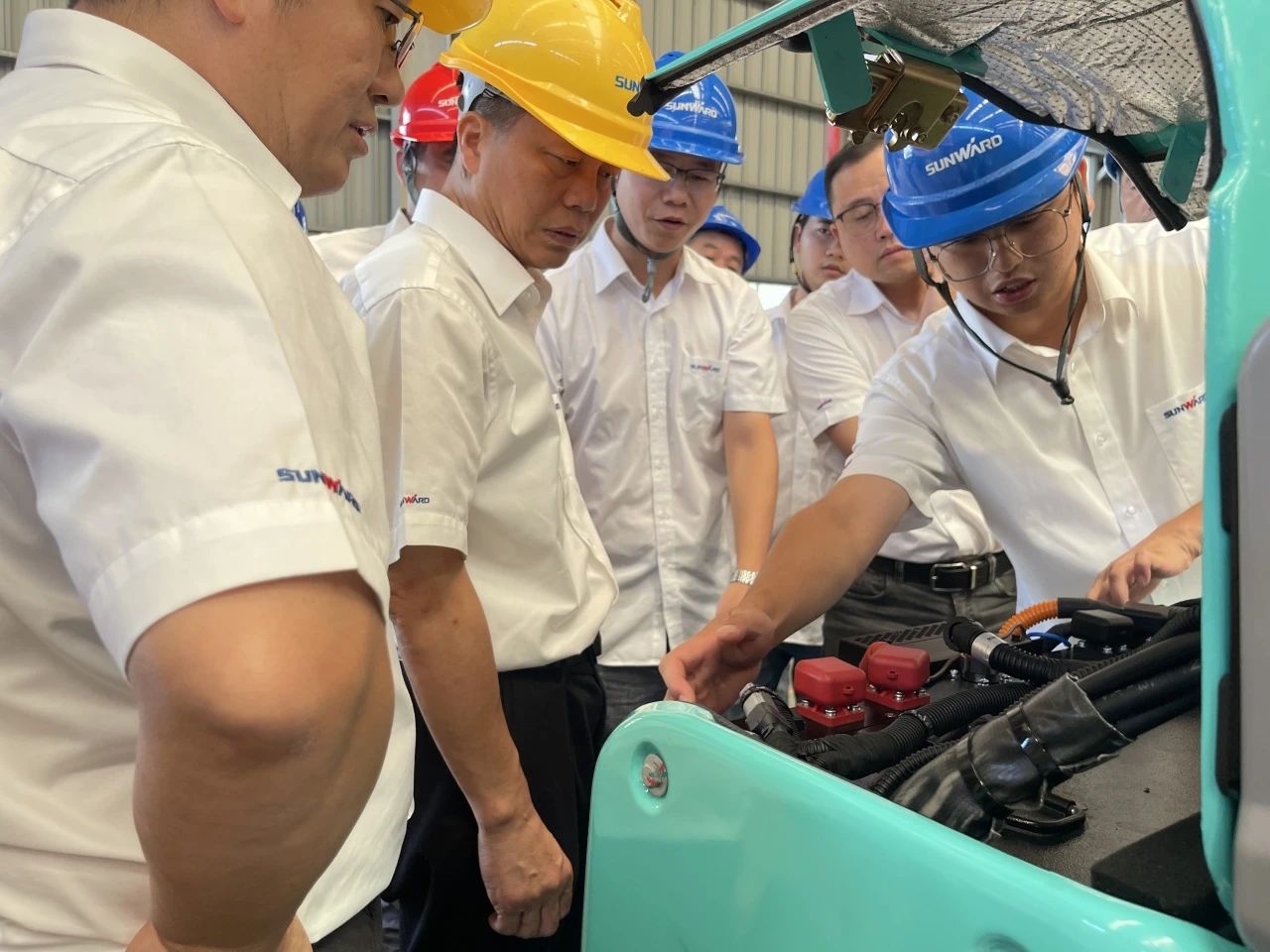 小身段，，，大能量！122cc太阳成智能最小纯电动液压挖掘机乐成下线