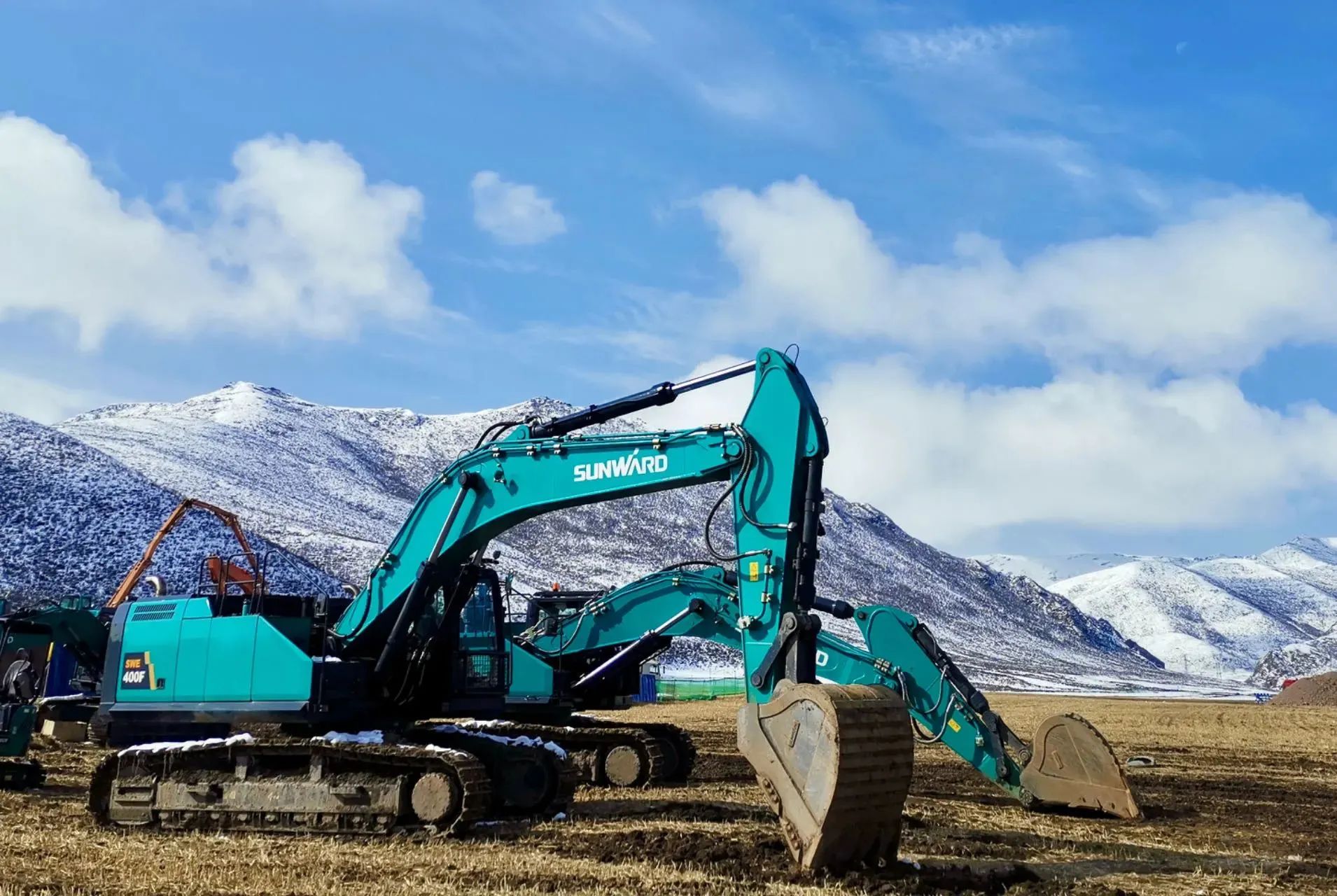 口碑超赞！122cc太阳成智能SWE400F挖掘机荣获工程机械明星产品大奖